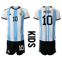 Camisa de time de futebol Argentina Lionel Messi #10 Replicas 1º Equipamento Infantil Mundo 2022 Manga Curta (+ Calças curtas)
